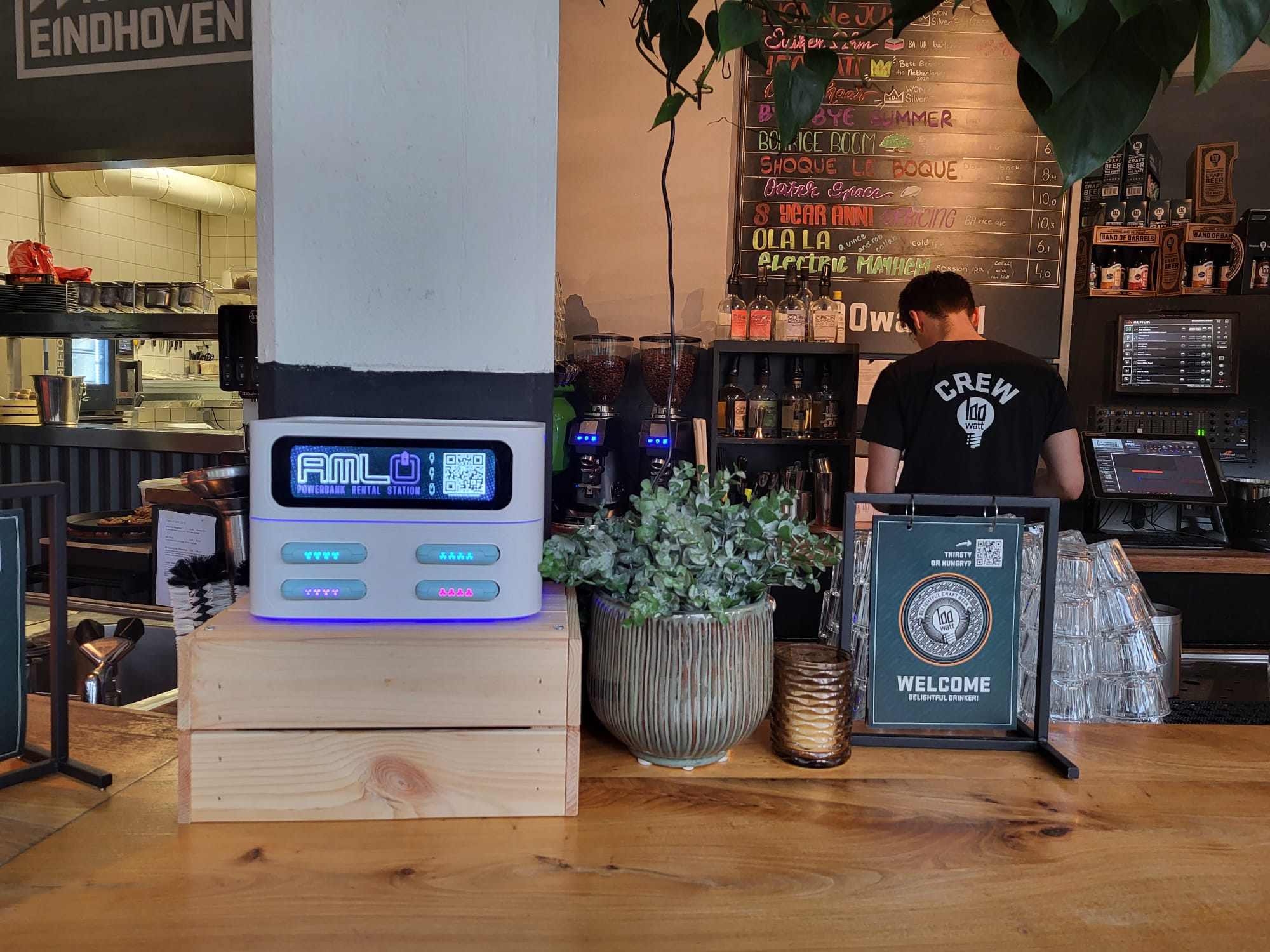 Amlo powerbank station op de bar van Café 100 Watt