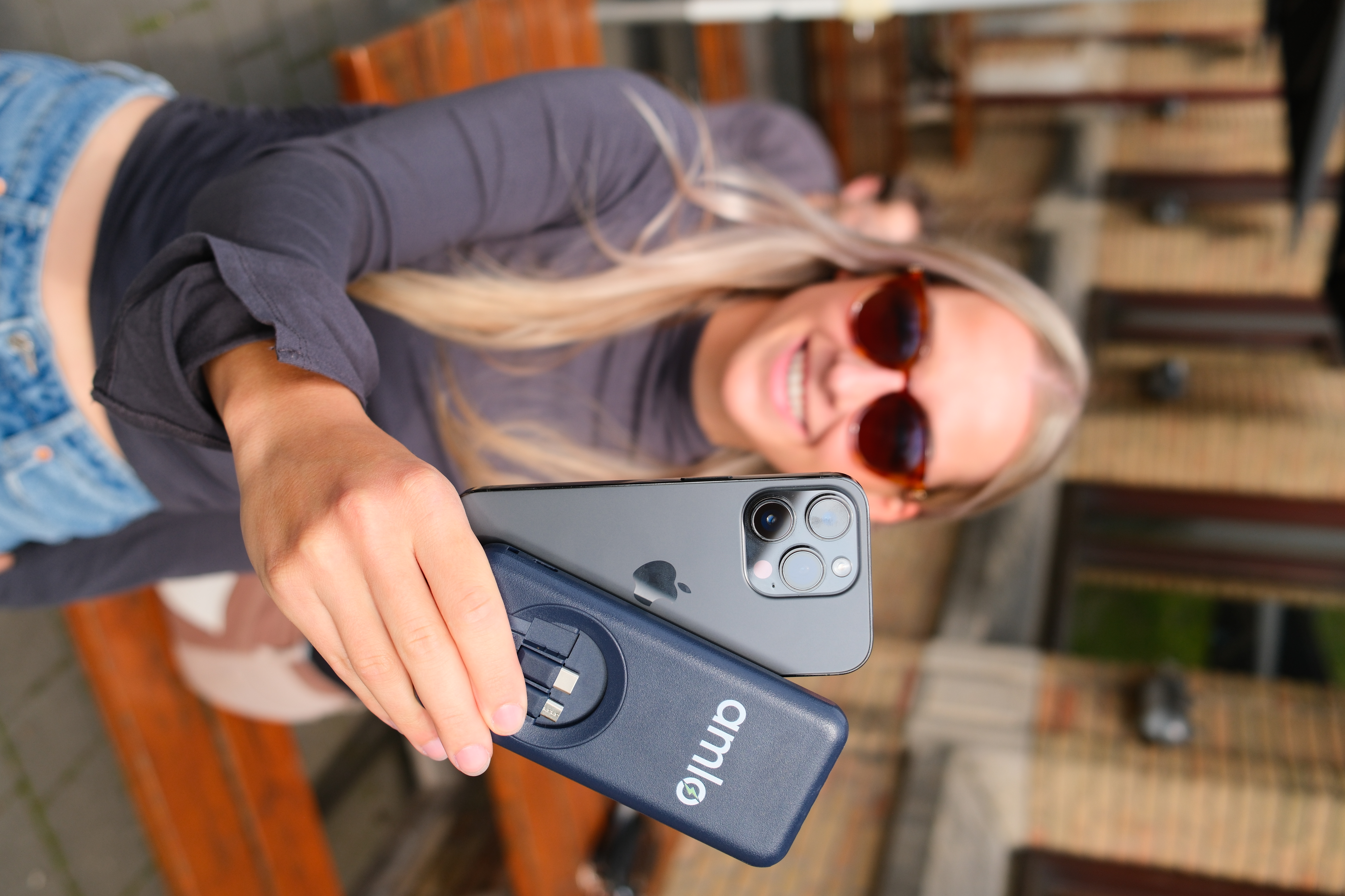 Festival bezoekers met powerbank